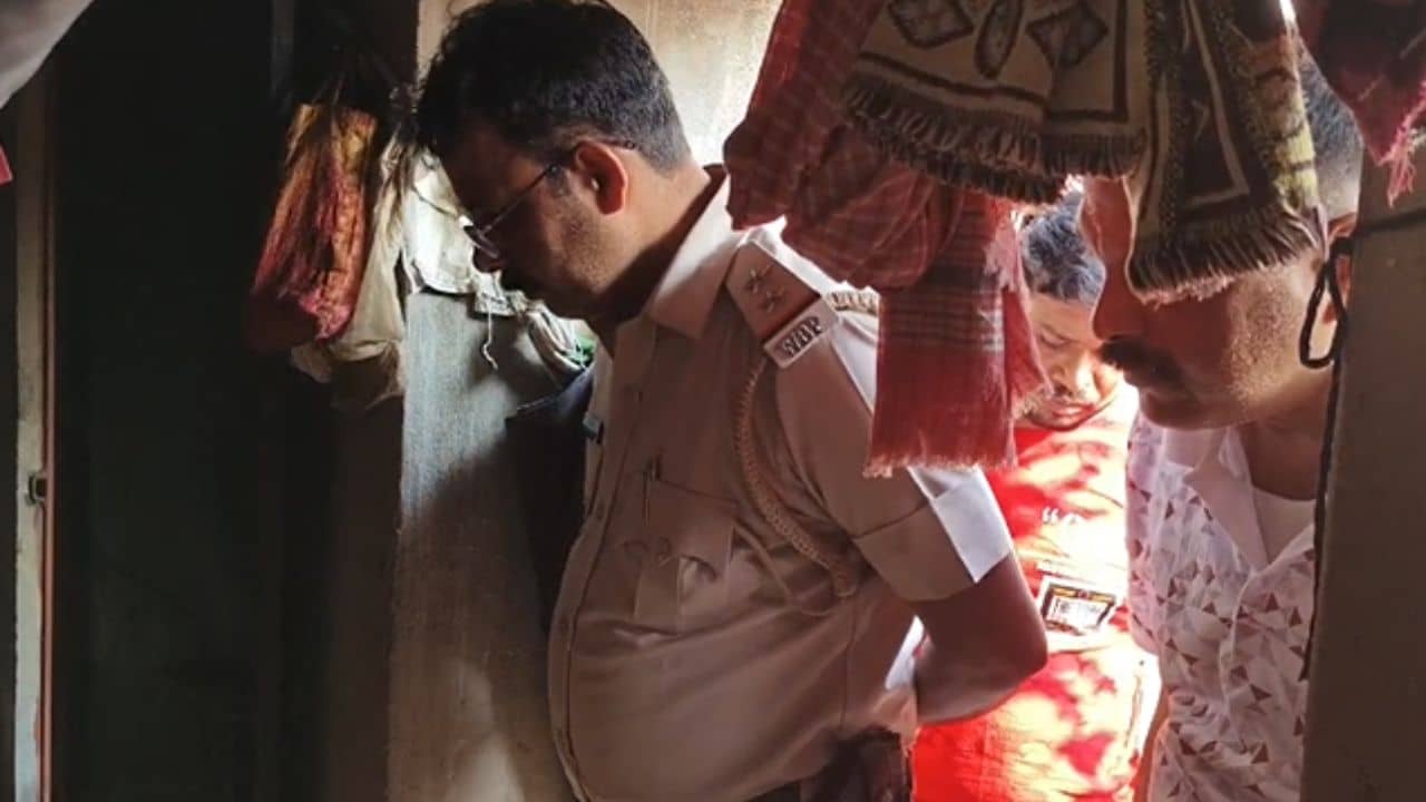 Bankura: সকাল থেকে অনেকক্ষণ ডাকাডাকি করছিলেন পড়শিরা, ঘরে প্রৌঢ়াকে যে অবস্থায় দেখলেন