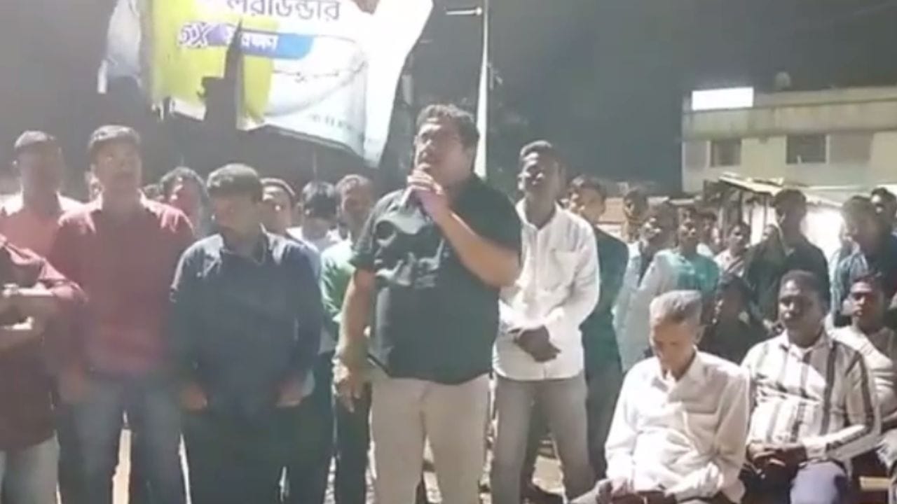 CPM-TMC: 'CPM-এর হার্মাদদের' বাড়ি থেকে বের করে এনে 'গরুপেটা' করার নিদান TMC নেতার CPM-TMC: 'CPM-এর হার্মাদদের' বাড়ি থেকে বের করে এনে 'গরুপেটা' করার নিদান TMC নেতার