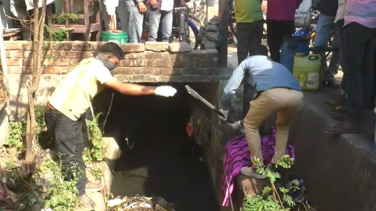 Bankura: ওটা কী? সাতসকালে নর্দমায় নজর পড়তেই চোখ ছানাবড়া এলাকাবাসীর, এল পুলিশ