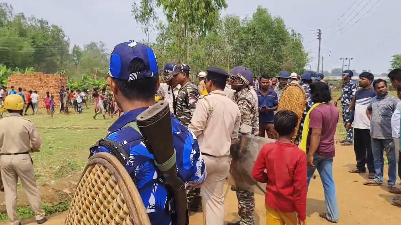 Bankura: পুকুর কাটাকে কেন্দ্র রণক্ষেত্রে কোতলপুর! বচসার মধ্যেই পেট্রোল ঢেলে পুড়িয়ে ‘মারার’ চেষ্টা, নামল র‌্যাফ