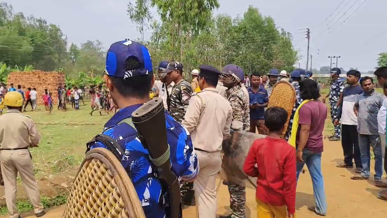 Bankura: পুকুর কাটাকে কেন্দ্র রণক্ষেত্রে কোতলপুর! বচসার মধ্যেই পেট্রোল ঢেলে পুড়িয়ে ‘মারার’ চেষ্টা, নামল র্যাফ Bankura: পুকুর কাটাকে কেন্দ্র রণক্ষেত্রে কোতলপুর! বচসার মধ্যেই পেট্রোল ঢেলে পুড়িয়ে ‘মারার’ চেষ্টা, নামল র্যাফ
