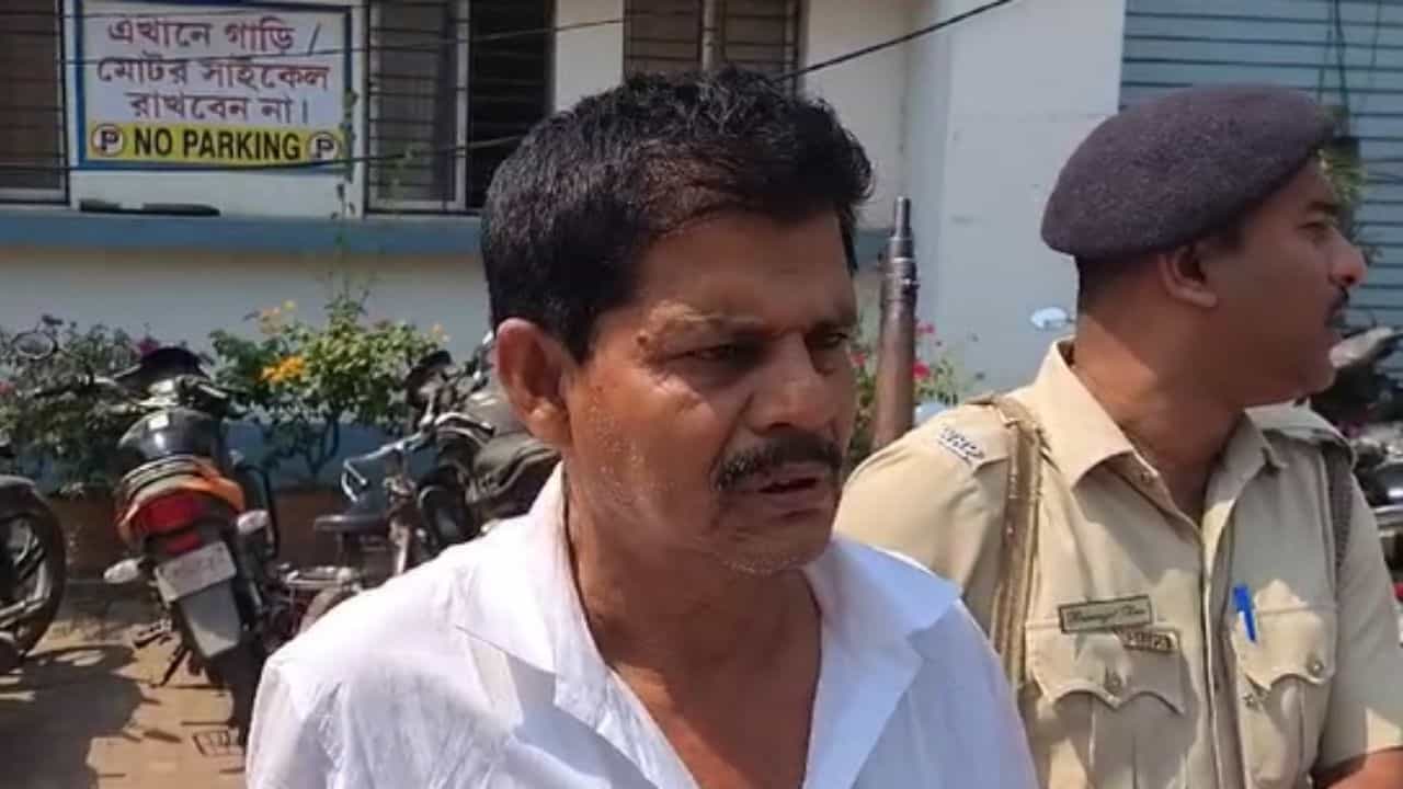 North 24 Parganas: জাল নথি বানিয়ে অন্যের জমি নিজের নামে করে গ্রেফতার TMC নেতা North 24 Parganas: জাল নথি বানিয়ে অন্যের জমি নিজের নামে করে গ্রেফতার TMC নেতা