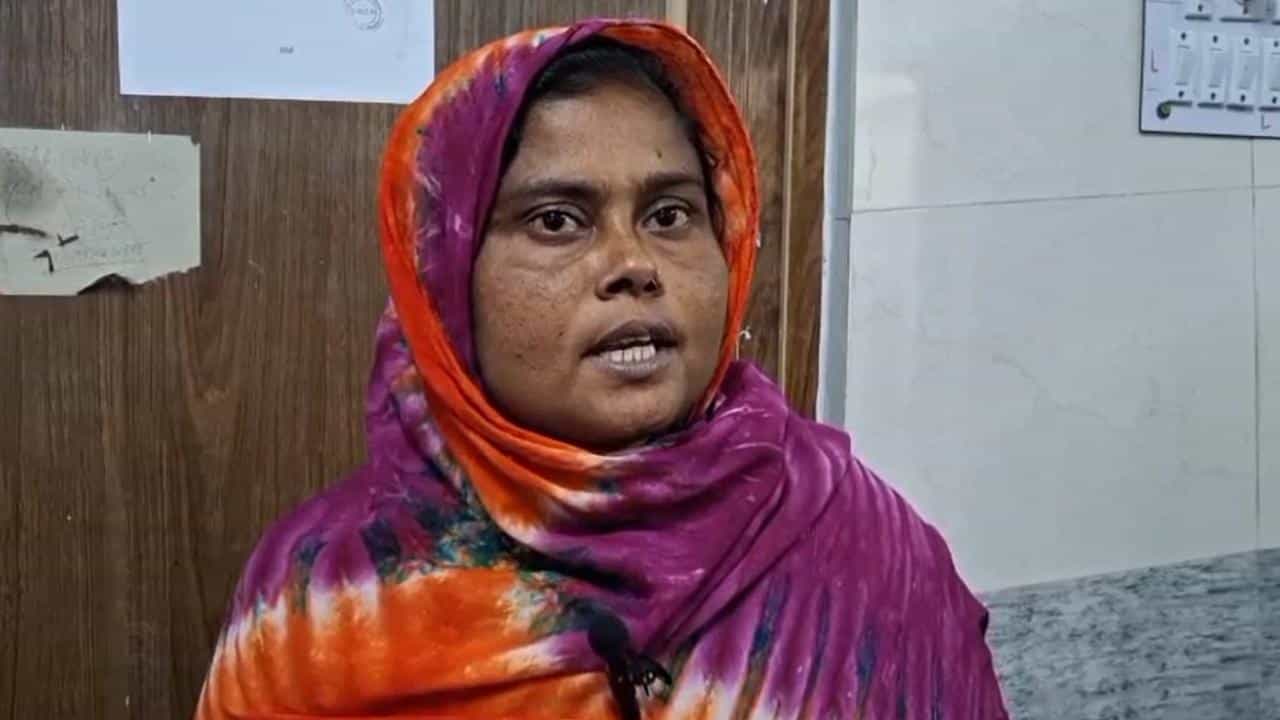 Bardhaman: খিচুড়ি খেতে গিয়েই সব শেষ! জল ভেবে পেট্রোল খেয়ে মৃত্যু ৯ মাসের শিশুকন্যার Bardhaman: খিচুড়ি খেতে গিয়েই সব শেষ! জল ভেবে পেট্রোল খেয়ে মৃত্যু ৯ মাসের শিশুকন্যার