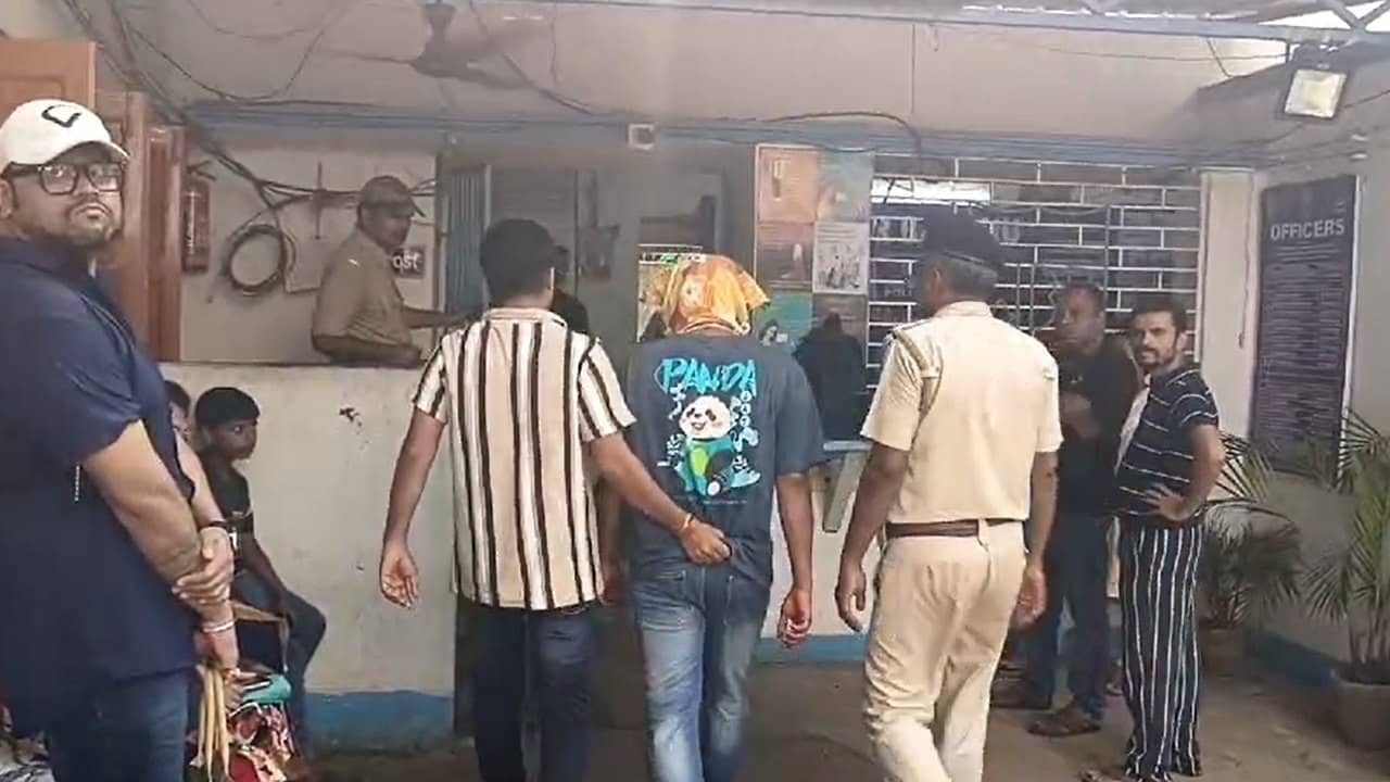 Barrackpore: পুজো আছে বলে যুবতীকে ডেকে নিয়ে গিয়ে ধর্ষণের অভিযোগ, পুলিশ দেখেই পানা পুকুরে ঝাঁপ উলঙ্গ যুবকের