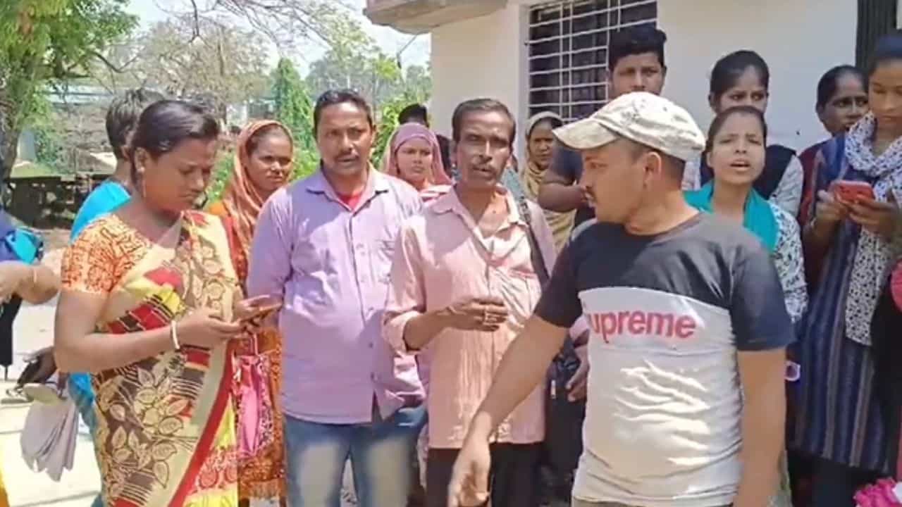 Baruipur: চম্পাহাটিতে লোন পাইয়ে দেওয়ার নামে করে লক্ষ লক্ষ টাকার 'প্রতারণা' Baruipur: চম্পাহাটিতে লোন পাইয়ে দেওয়ার নামে করে লক্ষ লক্ষ টাকার 'প্রতারণা'