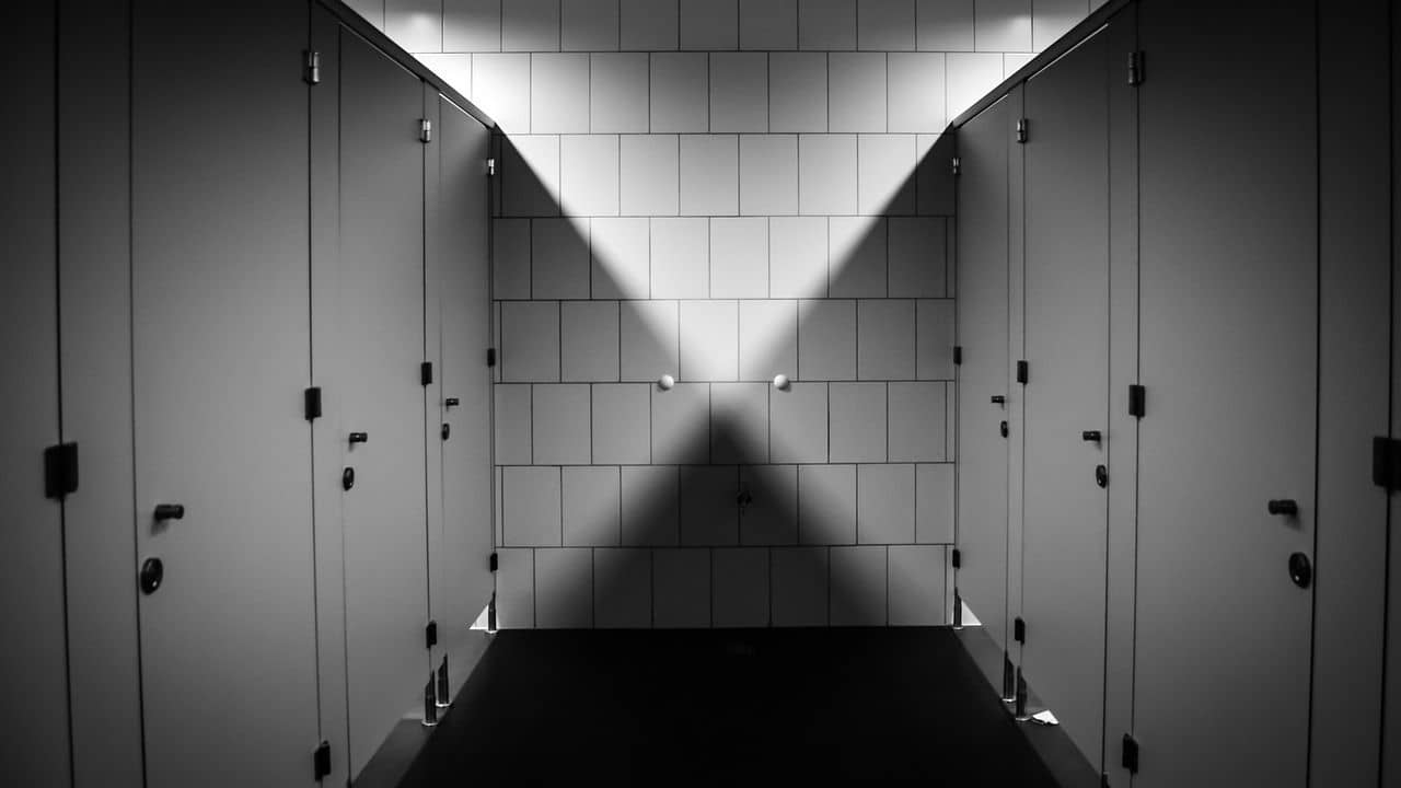 স্টেশনের শৌচালয় থেকে চুঁইয়ে বেরচ্ছিল রক্ত, ভিতরে মেঝেতে পড়ে সদ্য যুবতী, তার পাশে রক্ত দিয়েই লেখা...