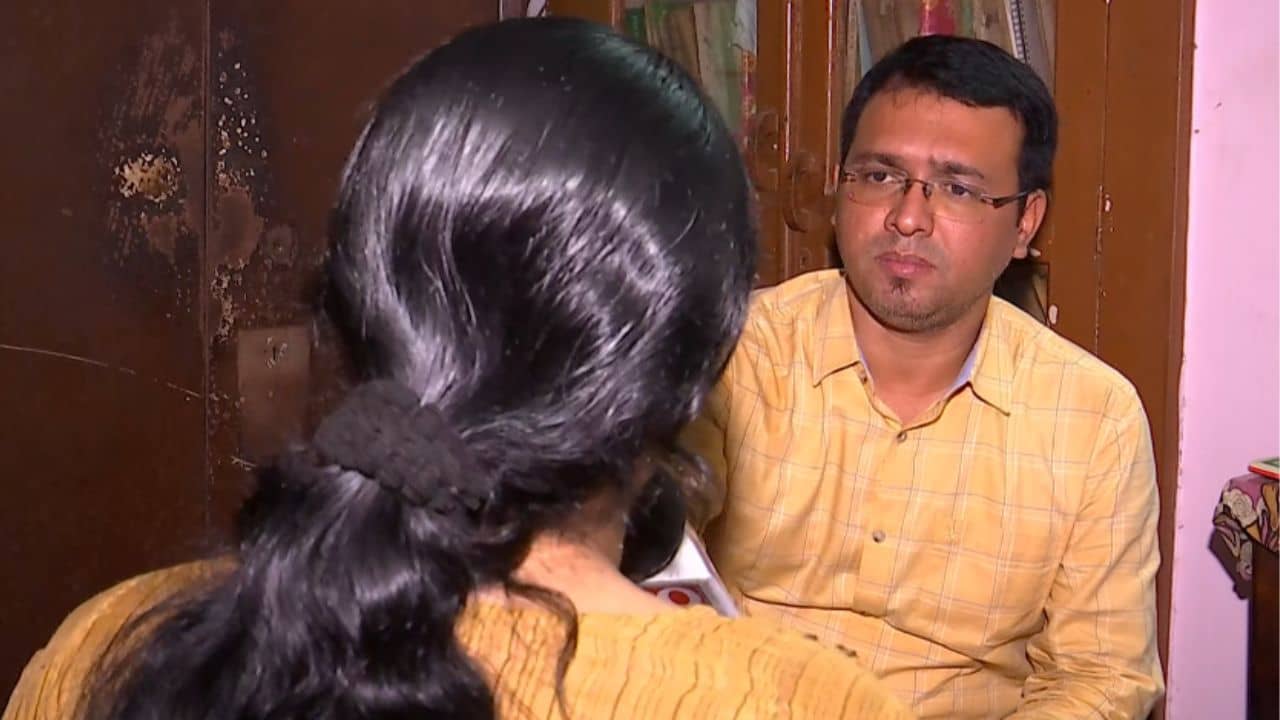 Behala: এই সাদা কাগজে সই কর...আমার ডানদিকেই থাইয়ে সিগারেটের ছ্যাঁকাও দেয়, বেহালার রাস্তায় ভয়ঙ্কর ঘটনা