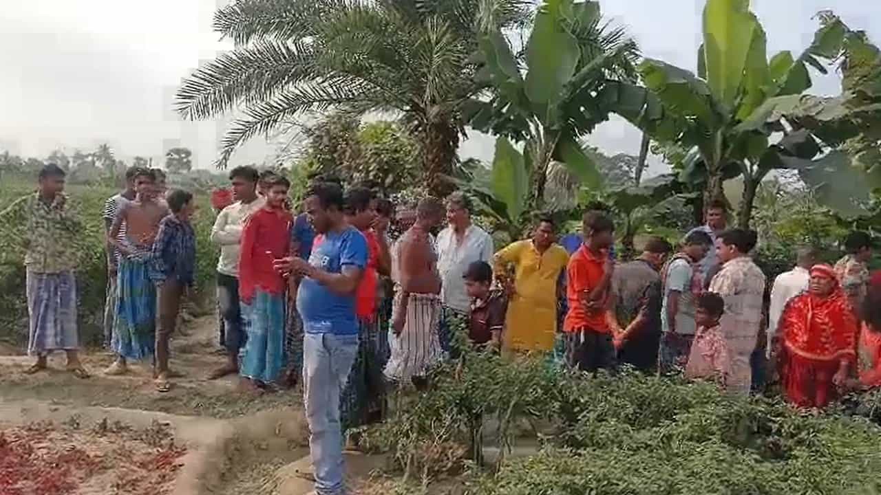 Bhangar: মাঝরাতে লঙ্কা ক্ষেত থেকে কৃষকের রক্তাক্ত দেহ উদ্ধার, ব্যাপক উত্তেজনা ভাঙড়ে! খুনের দাবি পরিবারের Bhangar: মাঝরাতে লঙ্কা ক্ষেত থেকে কৃষকের রক্তাক্ত দেহ উদ্ধার, ব্যাপক উত্তেজনা ভাঙড়ে! খুনের দাবি পরিবারের