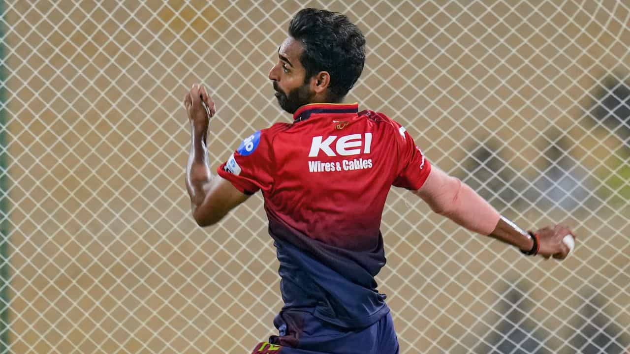 IPL 2025, CSK vs RCB: কবে অভিষেক হবে? ভুবনেশ্বরকে নিয়ে বড় ইঙ্গিত আরসিবির IPL 2025, CSK vs RCB: কবে অভিষেক হবে? ভুবনেশ্বরকে নিয়ে বড় ইঙ্গিত আরসিবির