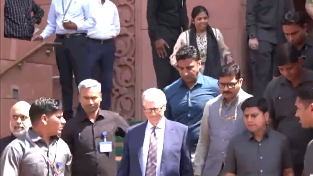 Bil Gates in Parliament: মোদীর সঙ্গে করলেন একান্ত বৈঠক, ভারত সফরে এসে সংসদ ঘুরলেন বিল গেটস