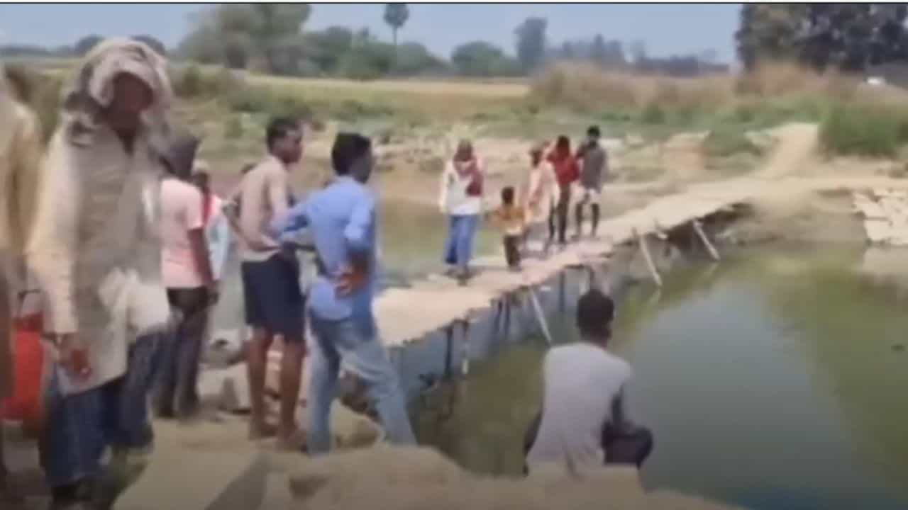 Bridge Construction: 'কানে শোনে না' সরকার, চাঁদা তুলে নিজেরাই সেতু বানাচ্ছেন এই দুই গ্রামের বাসিন্দারা Bridge Construction: 'কানে শোনে না' সরকার, চাঁদা তুলে নিজেরাই সেতু বানাচ্ছেন এই দুই গ্রামের বাসিন্দারা