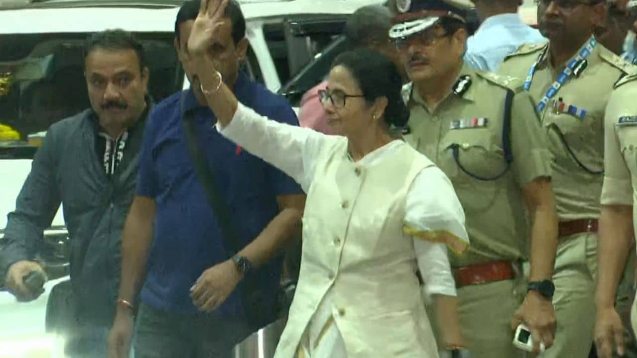 CM Mamata Banerjee: লন্ডন সফর শেষে বাংলায় ফিরলেন মুখ্যমন্ত্রী, হাত নেড়ে উঠে পড়লেন কনভয়ে