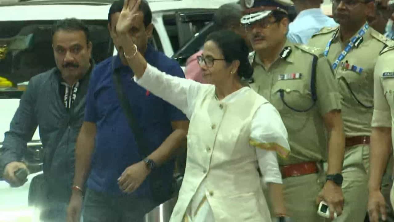 CM Mamata Banerjee: লন্ডন সফর শেষে বাংলায় ফিরলেন মুখ্যমন্ত্রী, হাত নেড়ে উঠে পড়লেন কনভয়ে CM Mamata Banerjee: লন্ডন সফর শেষে বাংলায় ফিরলেন মুখ্যমন্ত্রী, হাত নেড়ে উঠে পড়লেন কনভয়ে
