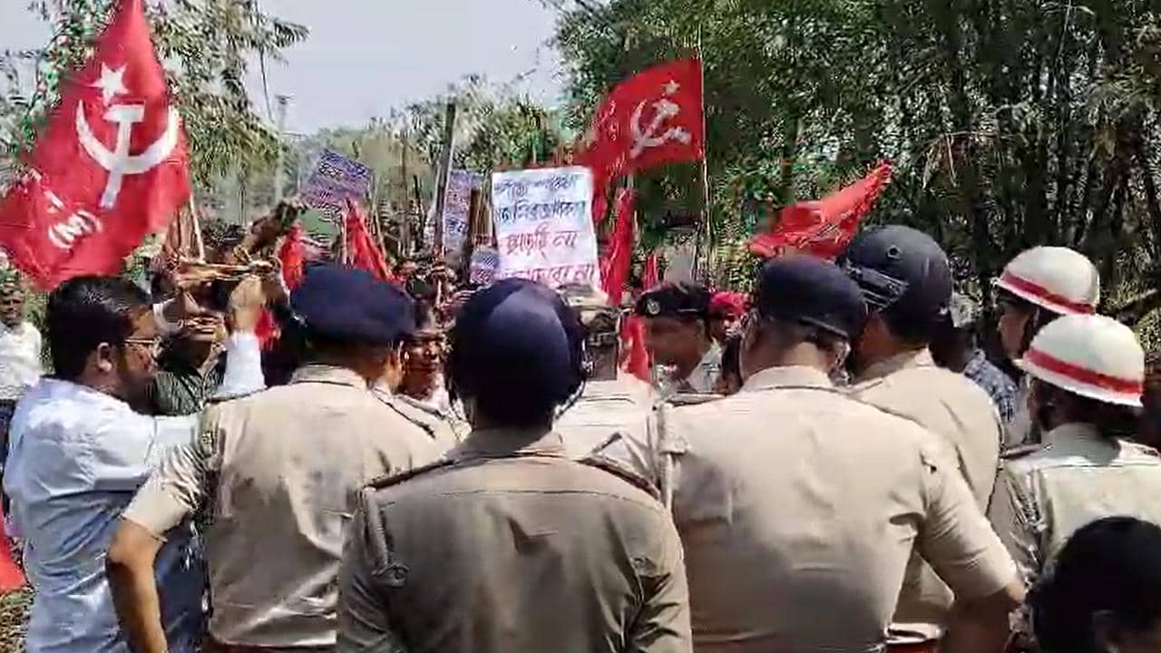 TMC-CPIM: ‘জমি দিয়েছিল বাম সরকার, কেড়ে নিতে চাইছে তৃণমূল সরকার’, বিডিও-পুলিশকে ঘিরে তুমুল বিক্ষোভ হুগলিতে