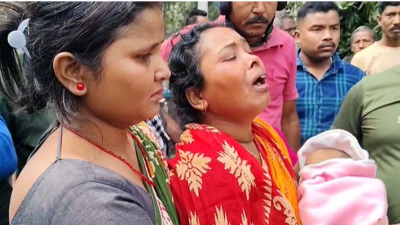 Jalpaiguri: জোরে হাঁচির সঙ্গে নাক-মুখ দিয়ে বেরিয়ে আসে রক্ত, ভ্যাকসিন দেওয়ার পরই শিশুমৃত্যুর অভিযোগ Jalpaiguri: জোরে হাঁচির সঙ্গে নাক-মুখ দিয়ে বেরিয়ে আসে রক্ত, ভ্যাকসিন দেওয়ার পরই শিশুমৃত্যুর অভিযোগ