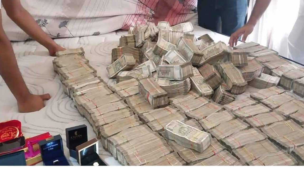 Chinar Park: দরজার পিছনে ট্রলি ব্যাগ, আর তাতেই থরে থরে সাজানো ৩ কোটি টাকা! চিনার পার্কে অবিনাশের বাড়িতে গিয়ে থ্ পুলিশ