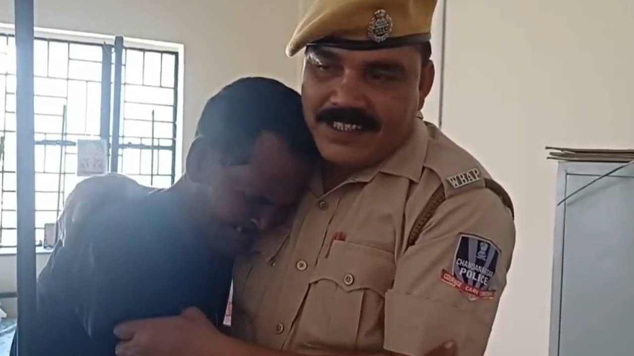 Helpless Old Man: ফাঁকা পকেট কেড়েছে মাথার ছাদ, দুয়ারে দুয়ারে ঘুরে ঘুরে জুটছে মার! পুলিশের উদ্যোগেই ঘর পেলেন চুঁচুড়ার অসহায় বৃদ্ধ