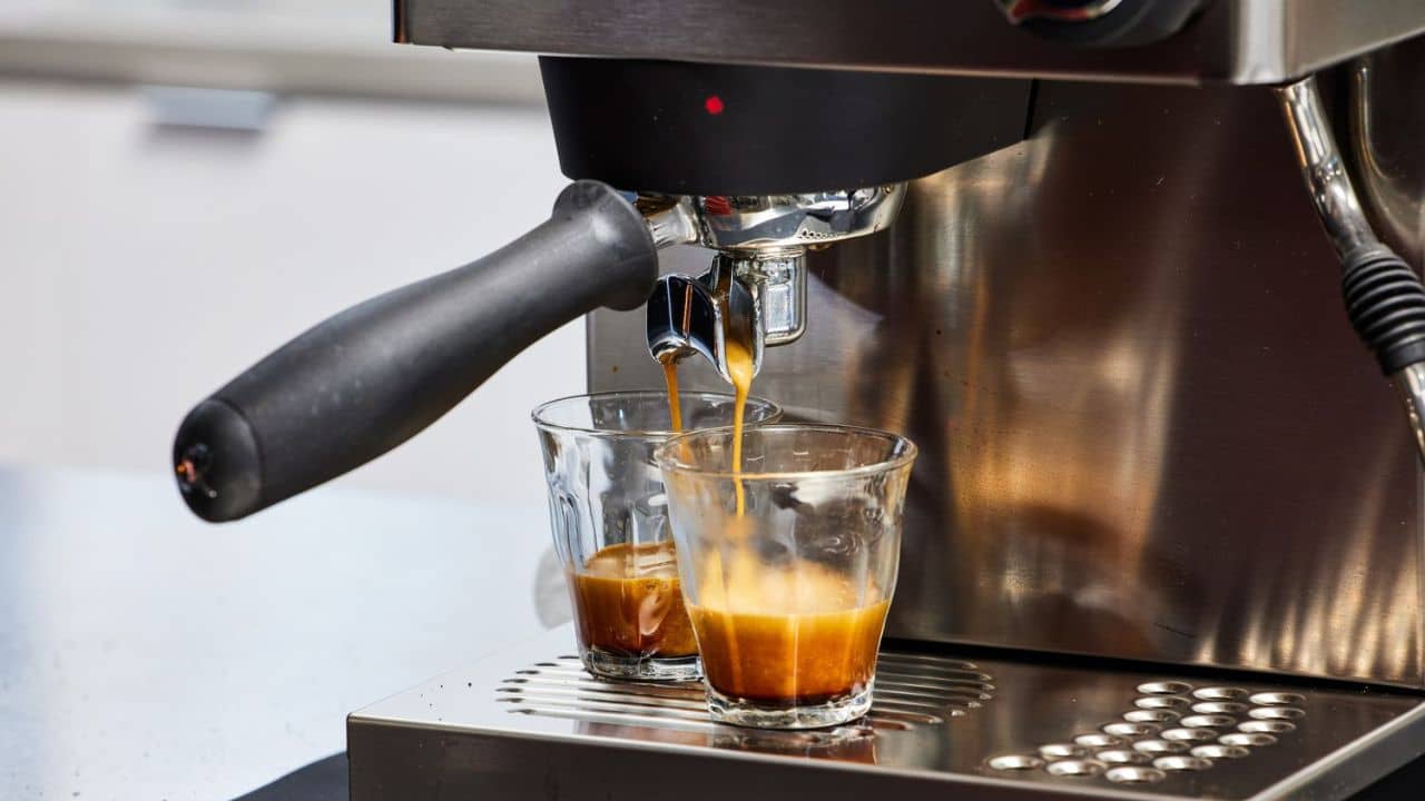 Coffee Machine: অফিসের মেশিন থেকে ঘন ঘন কফি খান? সাবধান! ডেকে আনতে পারেন নিজের মৃত্যুকেও