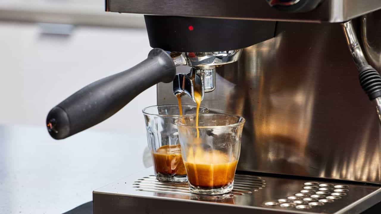 Coffee Machine: অফিসের মেশিন থেকে ঘন ঘন কফি খান? সাবধান! ডেকে আনতে পারেন নিজের মৃত্যুকেও Coffee Machine: অফিসের মেশিন থেকে ঘন ঘন কফি খান? সাবধান! ডেকে আনতে পারেন নিজের মৃত্যুকেও