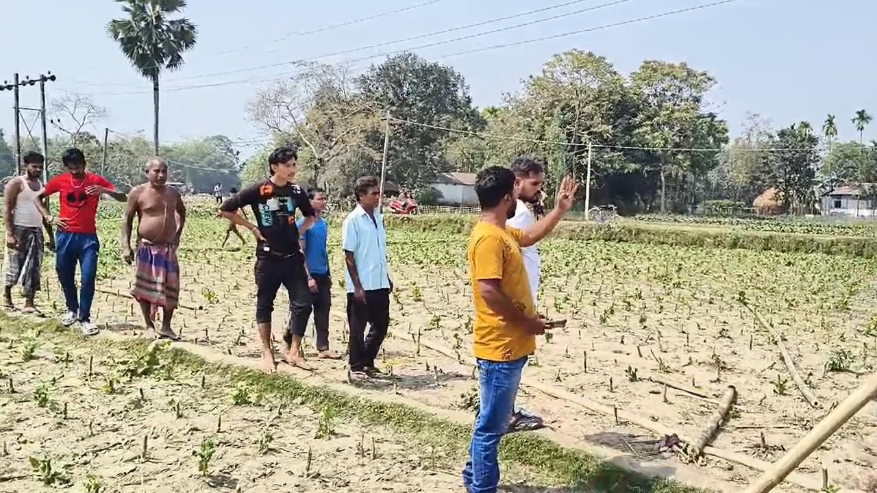 Cooch Behar: হাইভোল্টেজ তারে ঝলসে চোখের পলকে সব শেষ! প্রাণ গেল একই গ্রামের তিনজনের Cooch Behar: হাইভোল্টেজ তারে ঝলসে চোখের পলকে সব শেষ! প্রাণ গেল একই গ্রামের তিনজনের