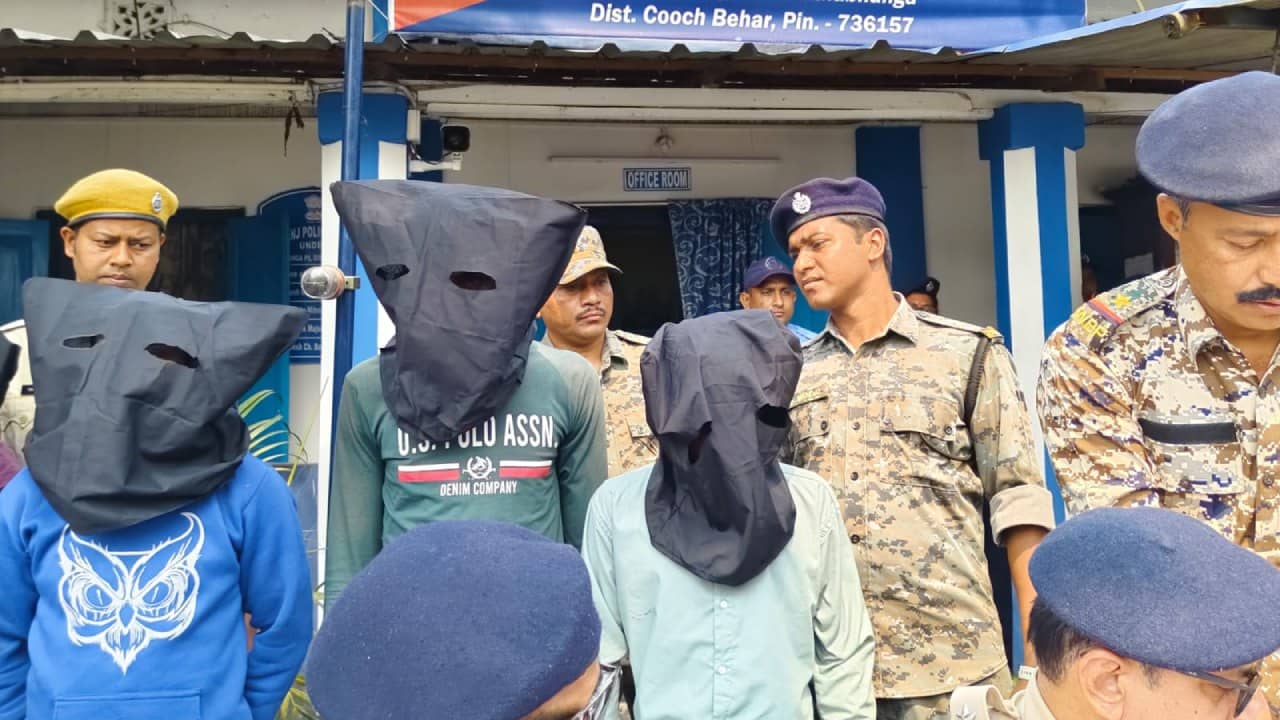 Cooch Behar: দোলের দিন ফাঁকা বাড়িতে আচমকা হানা! গৃহবধূকে ধর্ষণের অভিযোগ ৪ যুবকের বিরুদ্ধে, গ্রেফতার ৩, পলাতক ১