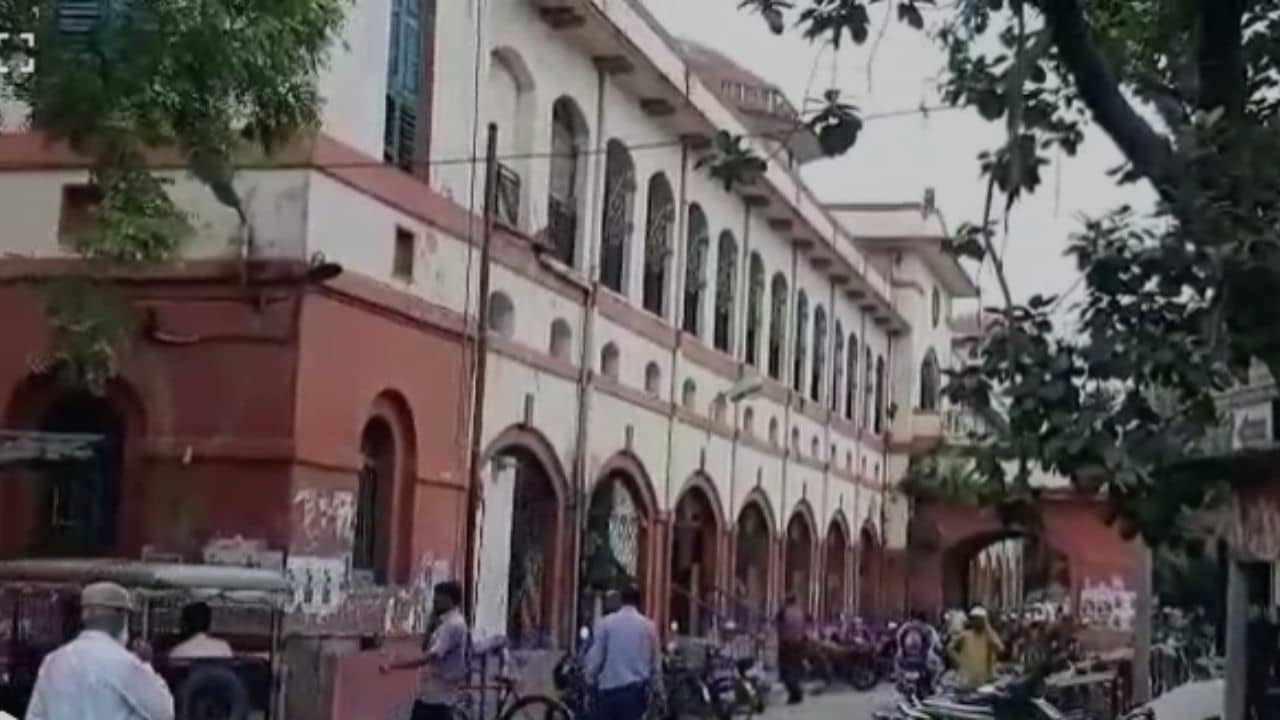 Court: প্রসাদ খাওয়ানোর নামে ডেকে নিয়ে গিয়ে বাড়ির বৌ-কে ধর্ষণ, প্রতিবেশীকে ৭ বছরের কারাদণ্ড দিল কোর্ট