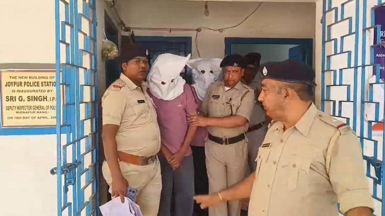 Cow Smuggling: ৫০০ টাকার চাকরি! ‘প্রফেশনাল’ চোরদের নিয়োগ করে ‘অপারেশন’, বড় মাথা ধরা পড়তেই গরু পাচারে উঠে আসছে চাঞ্চল্যকর তথ্য়