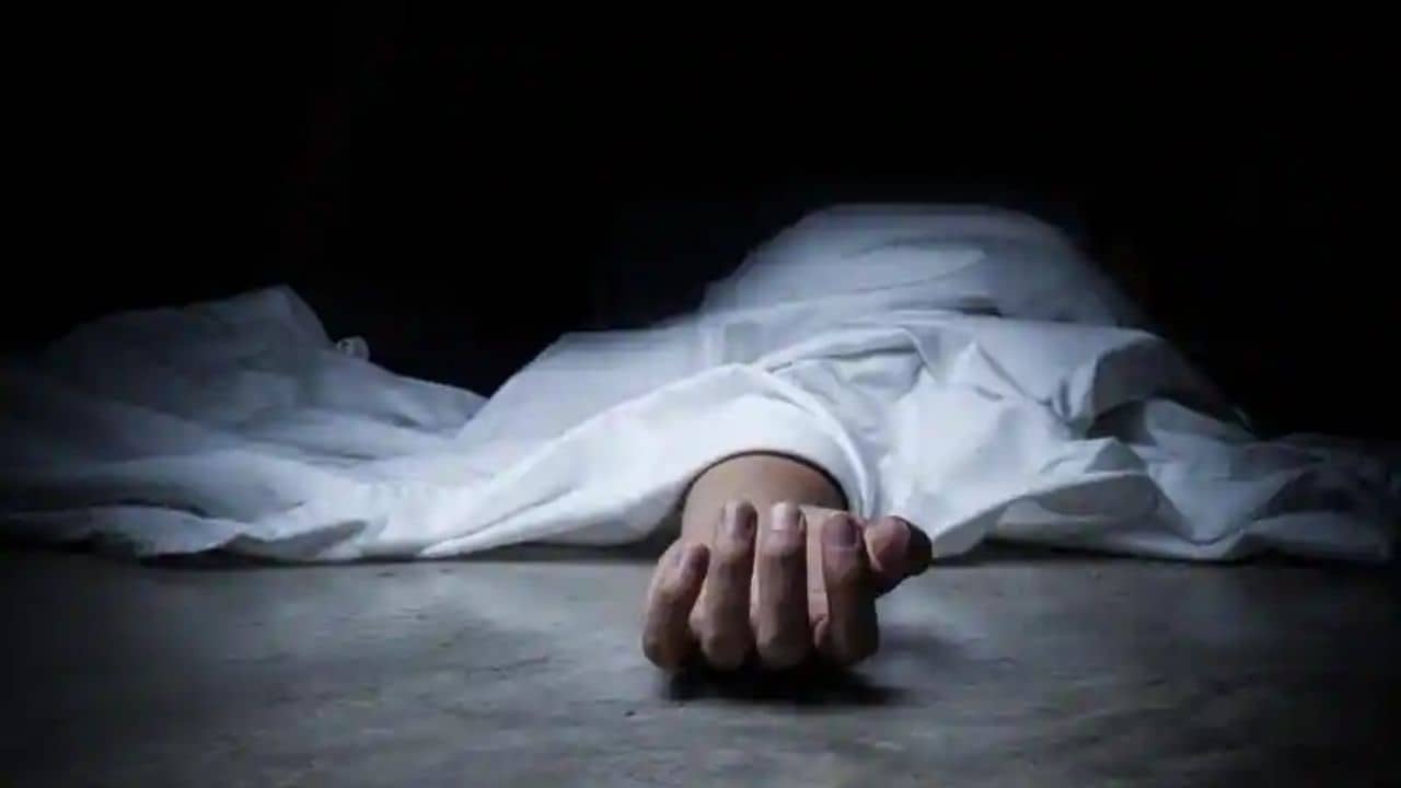 পায়ের পাতায় ১০টা পেরেক গাঁথা, নাইট ড্রেসেই রাস্তায় যুবতীকে যে অবস্থায় পাওয়া গেল, তাতে বাকরুদ্ধ বাসিন্দা থেকে পুলিশ