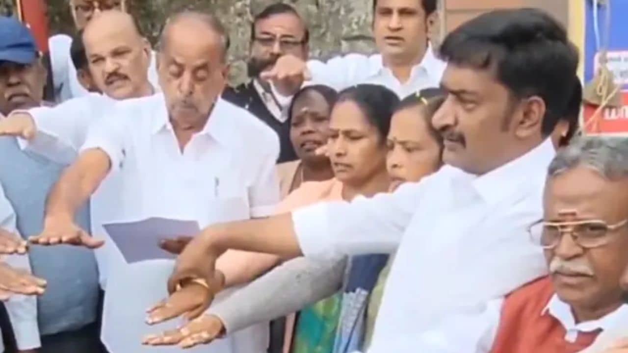 লোকলজ্জাও নেই? শপথ নেওয়ার নামে পাশে দাঁড়ানো মহিলার সঙ্গে এ কী করছেন কাউন্সিলর...ভিডিয়ো দেখলে আঁতকে উঠবেন