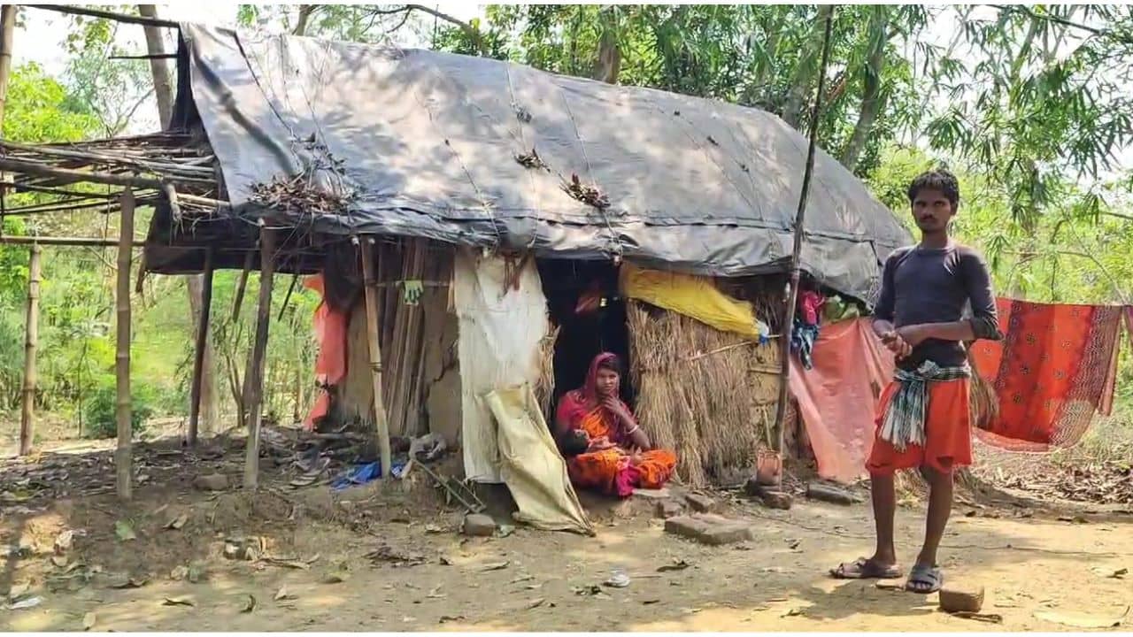 Debra: বাংলার বাড়ি থেকে বঞ্চিত, ৪ মাসের শিশুকে নিয়ে ত্রিপল-ছাওয়া ঘরে বাস লোধা পরিবারের