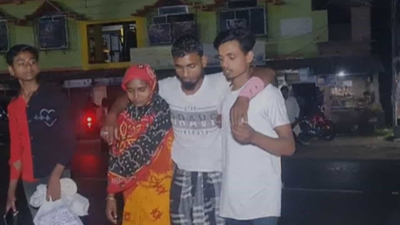 Deganga: পটল ক্ষেতের পাশে বসে মোবাইল দেখছিল যুবক, তাতেই ক্ষেপে আগুন পড়শি! কী এমন দেখছিল, যে গোটা পাড়ায় ঢি পড়ল... Deganga: পটল ক্ষেতের পাশে বসে মোবাইল দেখছিল যুবক, তাতেই ক্ষেপে আগুন পড়শি! কী এমন দেখছিল, যে গোটা পাড়ায় ঢি পড়ল...