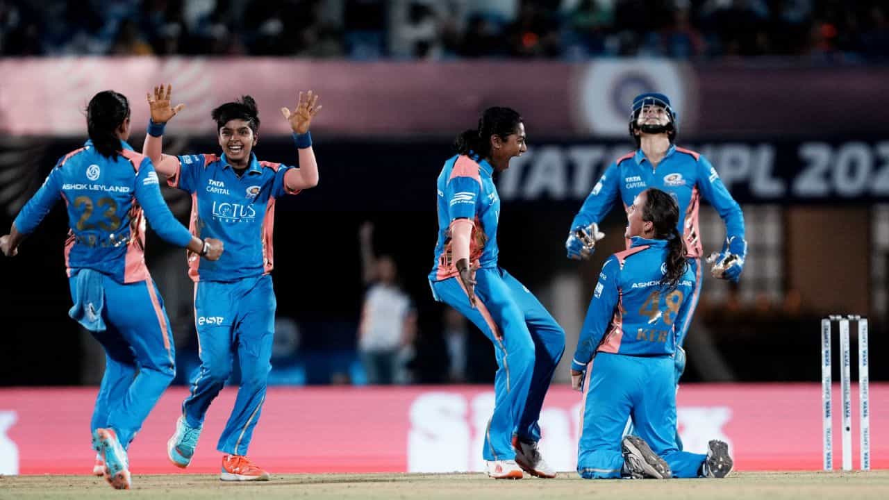 WPL 2025 Final, DC vs MI: তৃতীয় বারেও হল না, WPL-এ দ্বিতীয় ট্রফি মুম্বই ইন্ডিয়ান্সের WPL 2025 Final, DC vs MI: তৃতীয় বারেও হল না, WPL-এ দ্বিতীয় ট্রফি মুম্বই ইন্ডিয়ান্সের