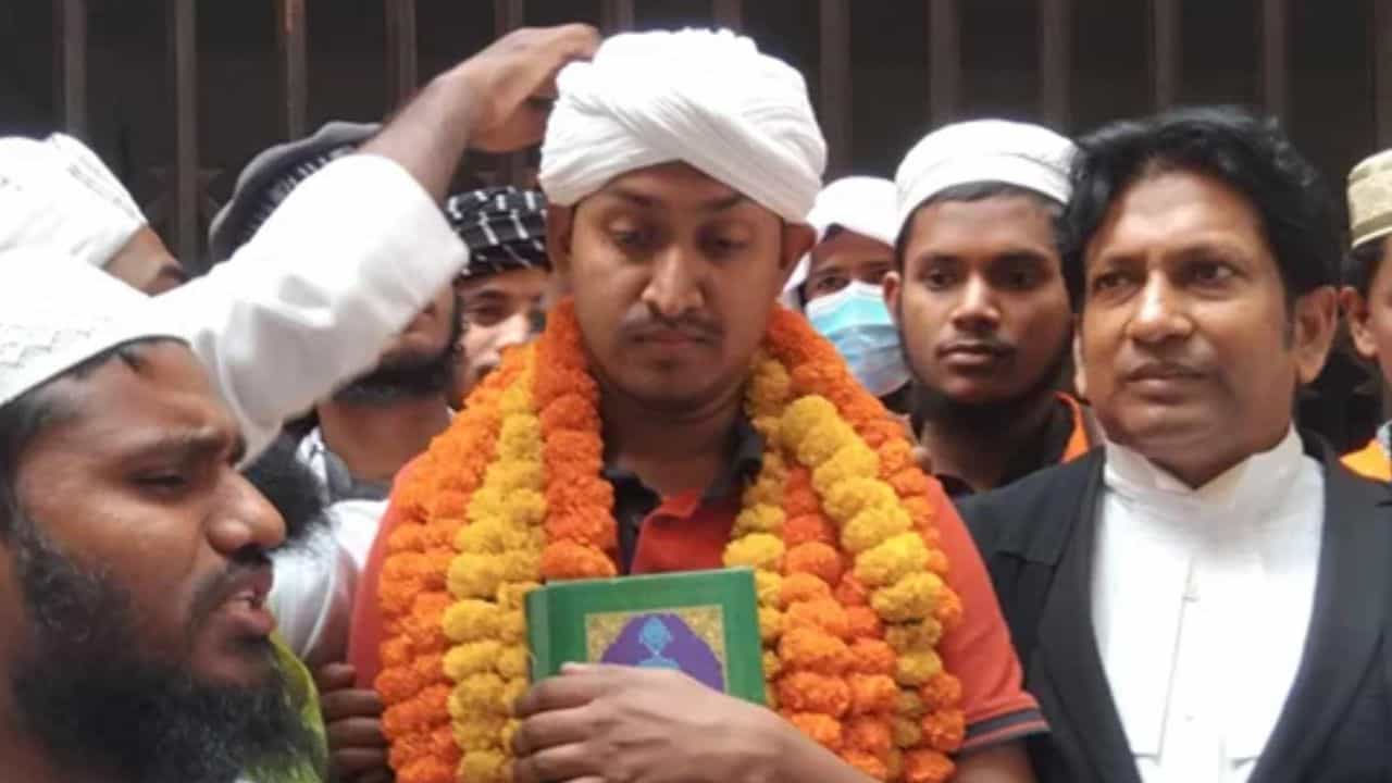 Dhaka University Student Harassed: 'ওড়না নামাও...', ঢাকা বিশ্ববিদ্যালয়ে ছাত্রীর সঙ্গে চরম অশ্লীল ব্যবহারের পর অভিযুক্তকে 'ধন্য ধন্য' করল মৌলবাদীরা Dhaka University Student Harassed: 'ওড়না নামাও...', ঢাকা বিশ্ববিদ্যালয়ে ছাত্রীর সঙ্গে চরম অশ্লীল ব্যবহারের পর অভিযুক্তকে 'ধন্য ধন্য' করল মৌলবাদীরা