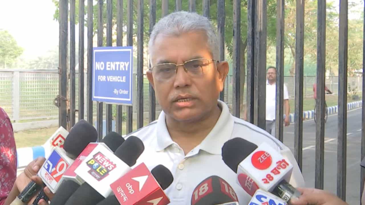 Dilip Ghosh: 'সে যদি সকলের সামনে রাস্তায় শুয়ে পড়ে...', তৃণমূলের কাদের নিশানা করলেন দিলীপ? Dilip Ghosh: 'সে যদি সকলের সামনে রাস্তায় শুয়ে পড়ে...', তৃণমূলের কাদের নিশানা করলেন দিলীপ?