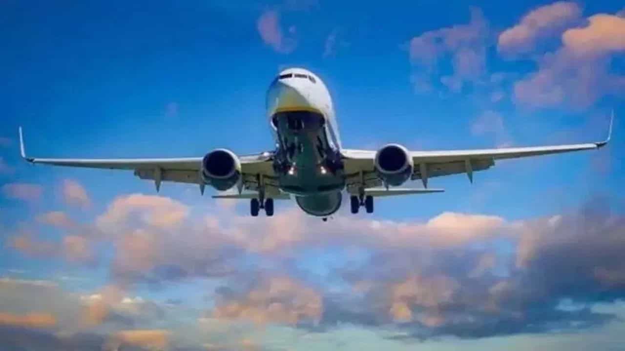 Domestic air passenger: হাতের মুঠোয় বিমান যাত্রা, বলছে DGCA-র তথ্য Domestic air passenger: হাতের মুঠোয় বিমান যাত্রা, বলছে DGCA-র তথ্য