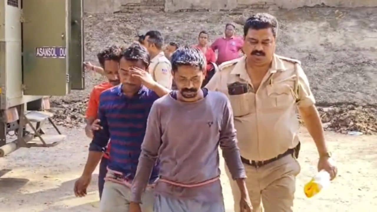 Durgapur: স্ত্রীর ঘরে অন্য পুরুষকে দেখে ফেলেন স্বামী, অতঃপর তুলকালামকাণ্ড! পুলিশের জালে ১৭