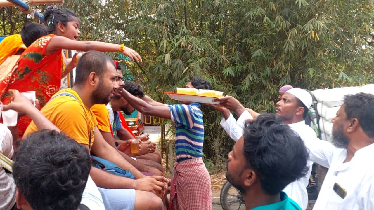 Eid: খুশির ইদে সম্প্রীতির ছবি! তীব্র দাবদহের হাত থেকে বাঁচতে তারকেশ্বরের পুণ্যার্থীদের হাতে শরবত তুলে দিলেন মুসলিম যুবকেরা