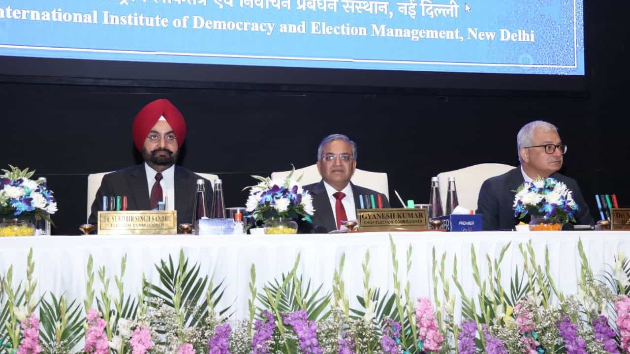 ECI: 'সমস্যার দ্রুত সমাধান করতে হবে', এপিক-বিতর্কের মধ্যে CEO-দের নির্দেশ কমিশনের ECI: 'সমস্যার দ্রুত সমাধান করতে হবে', এপিক-বিতর্কের মধ্যে CEO-দের নির্দেশ কমিশনের