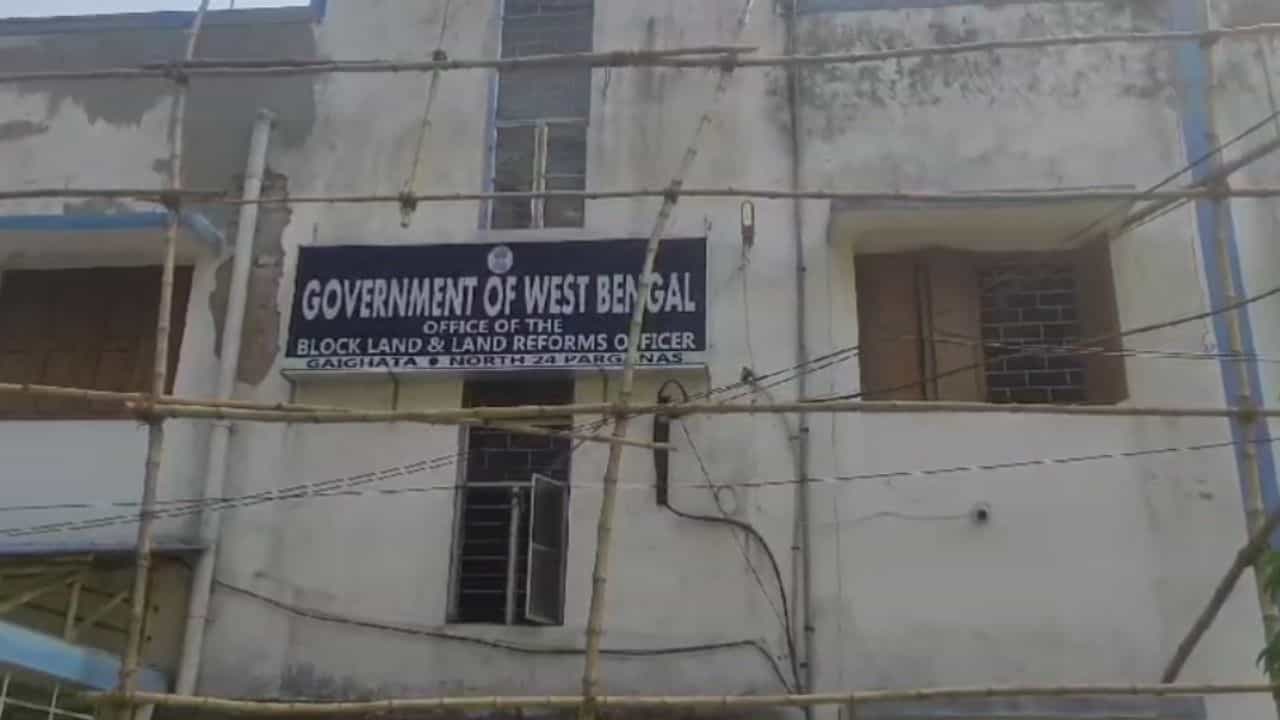 WBSEDCL: বকেয়া ৩৬ হাজার, সরকারি অফিসের লাইন কাটল সরকারই, খবর সম্প্রচারের পর আবার জুড়েও গেল WBSEDCL: বকেয়া ৩৬ হাজার, সরকারি অফিসের লাইন কাটল সরকারই, খবর সম্প্রচারের পর আবার জুড়েও গেল