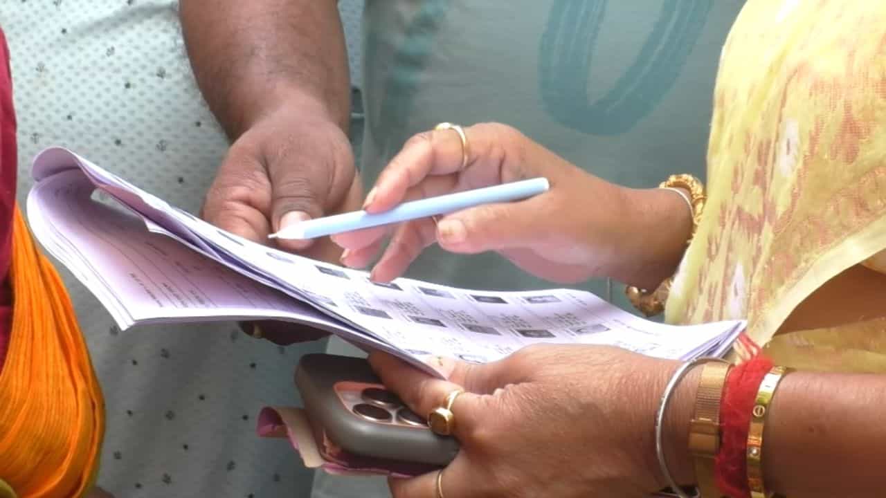 Fake Voter: ১৫ জনের বেশি মৃত, ৩ জন ভুয়ো ভোটারের খোঁজ বাঁকুড়ায় Fake Voter: ১৫ জনের বেশি মৃত, ৩ জন ভুয়ো ভোটারের খোঁজ বাঁকুড়ায়
