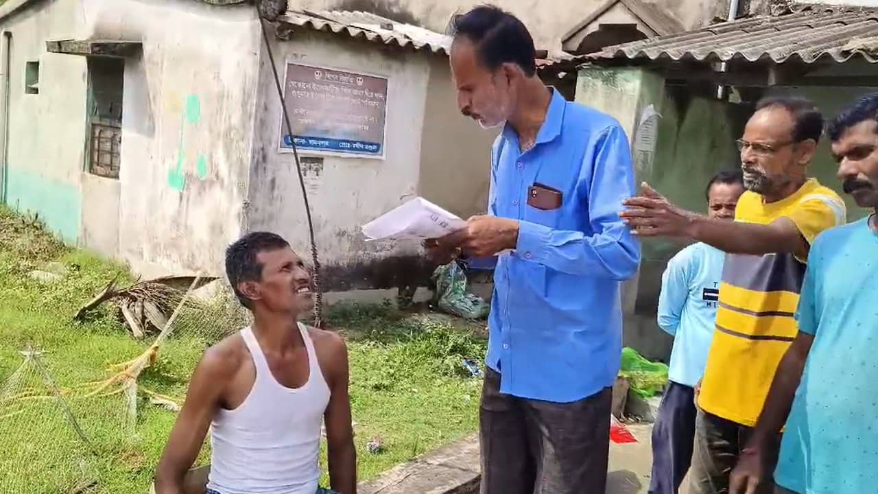 Fake Voter: ‘ভূত’ তো ছিলই, এ যেন আরও ‘অদ্ভুত’! এলাকায় দুই ভোটারের খোঁজে গিয়ে ভিড়মি খাওয়ার জোগাড় তৃণমূল নেতাদের