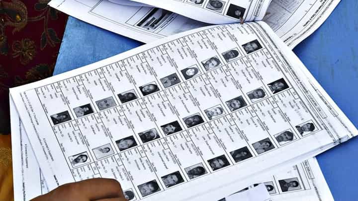 Kolkata, Fake Voter Card: ভূত ধরতে গিয়ে কেলেঙ্কারি, কাউন্সিলরকে ঘিরে ধরল মৃত ভোটাররা! Kolkata, Fake Voter Card: ভূত ধরতে গিয়ে কেলেঙ্কারি, কাউন্সিলরকে ঘিরে ধরল মৃত ভোটাররা!