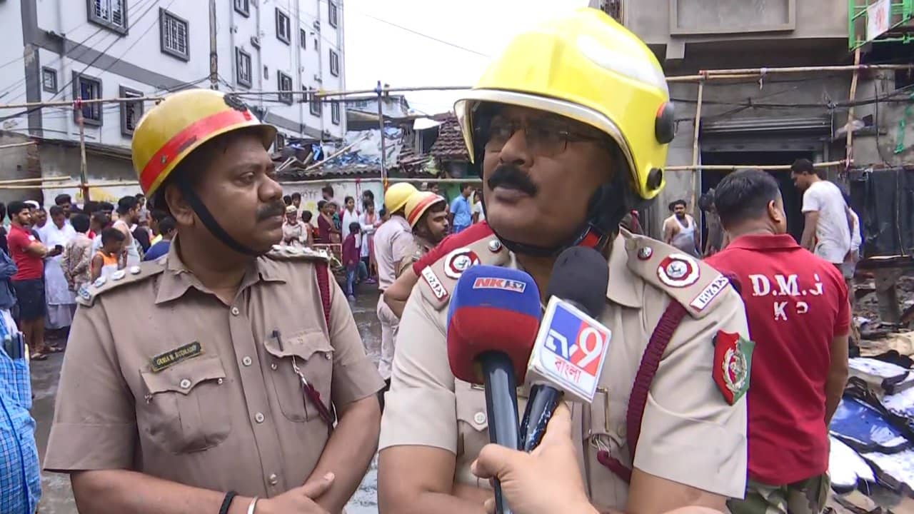 Fire in Kolkata: নারকেলডাঙার বহুতলে ভয়াবহ আগুন, ঘটনাস্থলে দমকলের ৯টি ইঞ্জিন