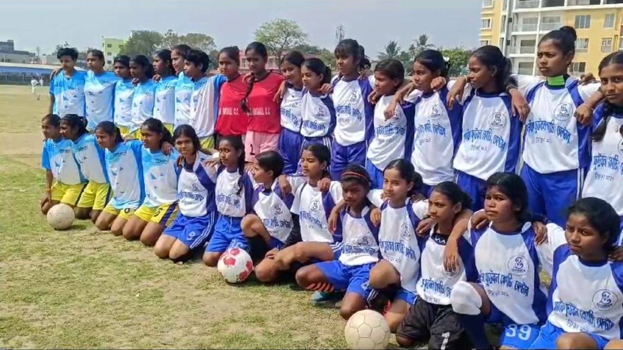 Football: চুঁচুড়ায় মানিকদার কোচিংয়ে ফুটবলে বুঁদ মেয়েরা হচ্ছেন শক্তিরূপেণ সংস্থিতা