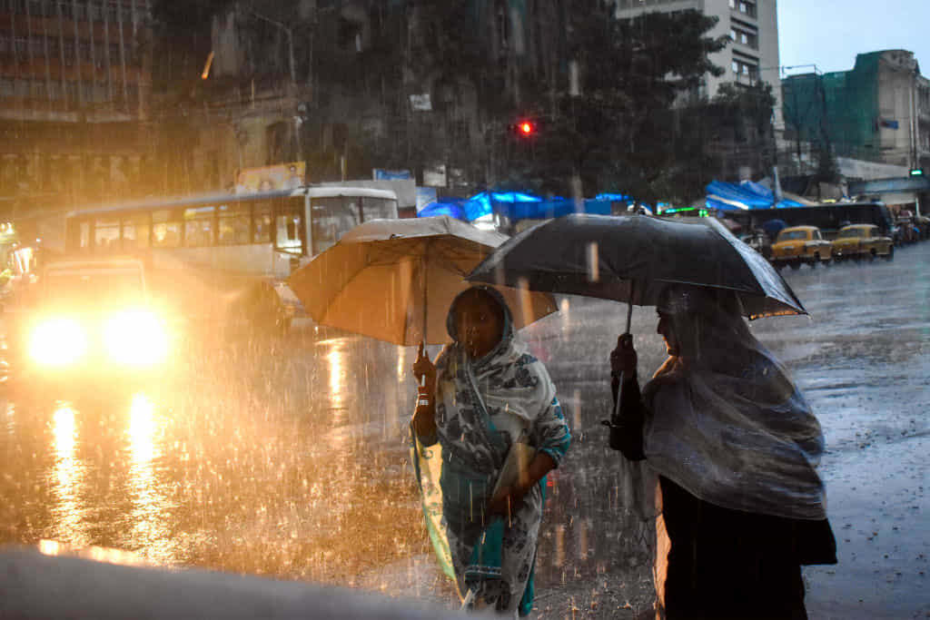 Rain Forecast: কবে থেকে কমবে বৃষ্টির দাপট? কী বলছে আবহাওয়া দফতর? Rain Forecast: কবে থেকে কমবে বৃষ্টির দাপট? কী বলছে আবহাওয়া দফতর?