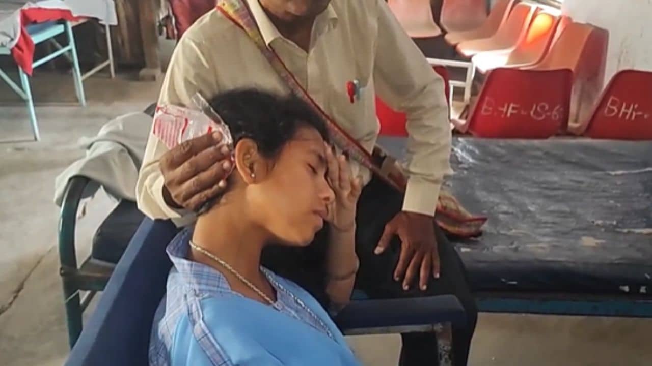 Bolpur: পরীক্ষা দিচ্ছিল উচ্চ-মাধ্যমিক পড়ুয়ারা, হঠাৎ খুলে পড়ল পাখা...