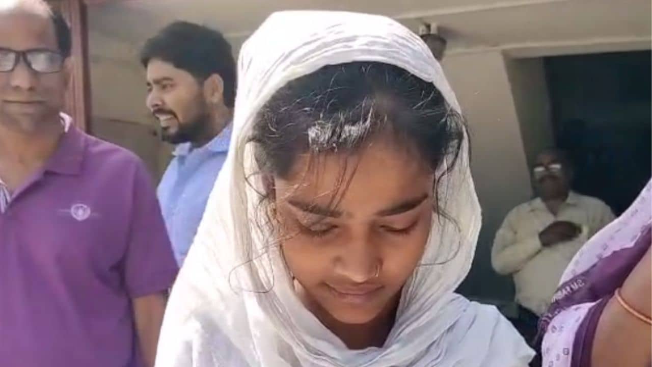 HS Exam: আচমকাই বমি করতে শুরু করল উচ্চ-মাধ্যমিক পরীক্ষার্থী, হাসপাতালে নিয়ে যেতেই জানা গেল, তার...