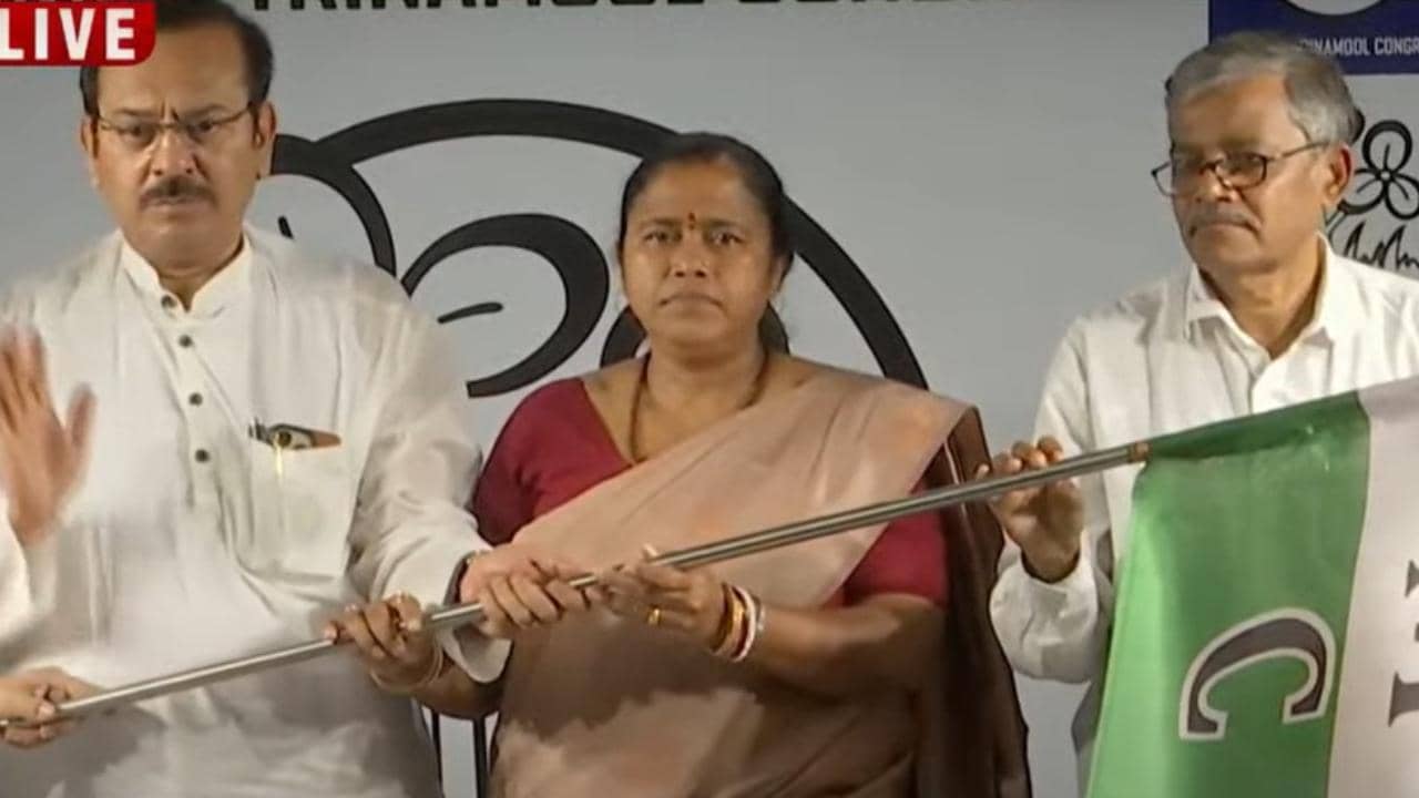 BJP MLA: ‘বিভাজনের রাজনীতি মেনে নেওয়া কঠিন হচ্ছিল’, অরূপের হাত ধরে তৃণমূলে যোগ দিয়েই বললেন BJP বিধায়ক