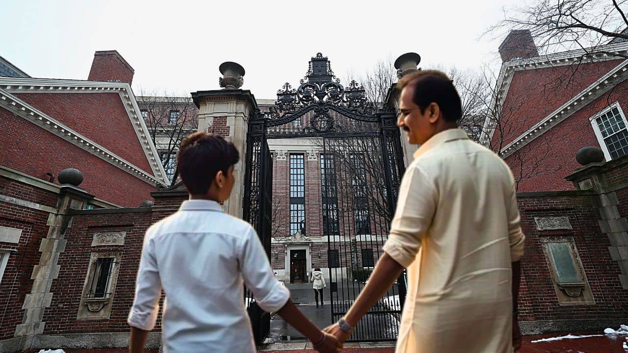 Harvard University: বছরে দেড় কোটির নীচে আয় হলে বিনামূল্যেই হার্ভাডে পড়তে পারবে আপনার সন্তান, ঘোষণা বিশ্ববিদ্যালয়ের
