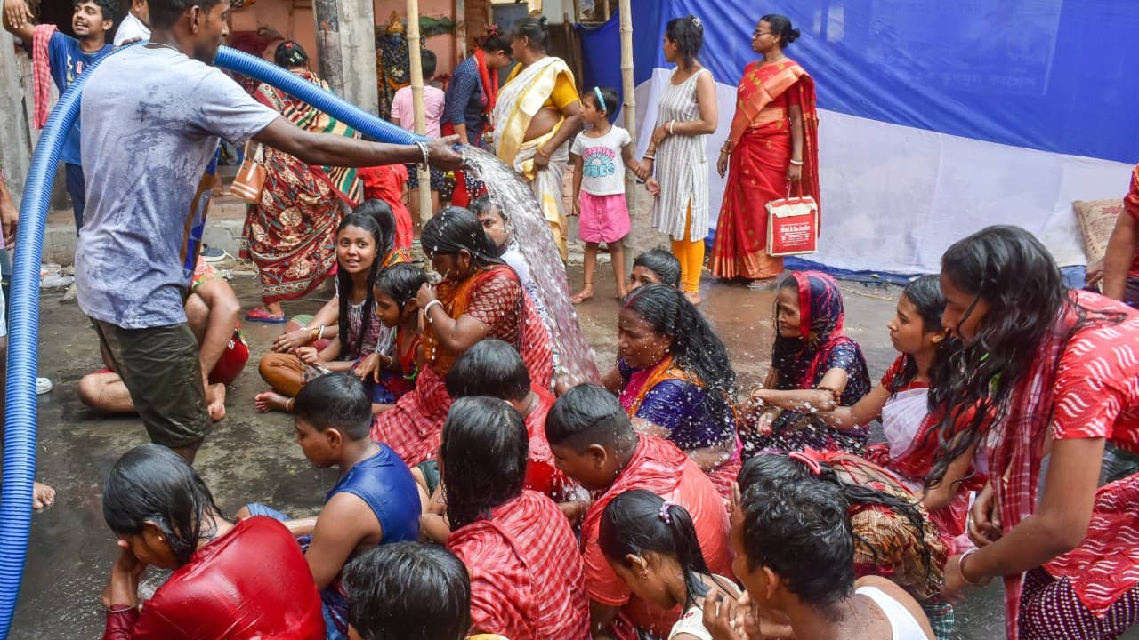 Heatwave Warning: ‘লু’ এর হাত ধরে পারদ কাঁটা ৪০ ডিগ্রিতে, ‘ফিল লাইক টেম্পারেচারেই’ বড় বিপদ, বলছে হাওয়া অফিস